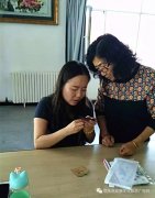 向前来的传承人展现、教授精深的刺绣身手